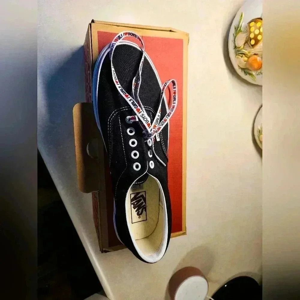 Van's Era Heart Sneaker- Matching Laces